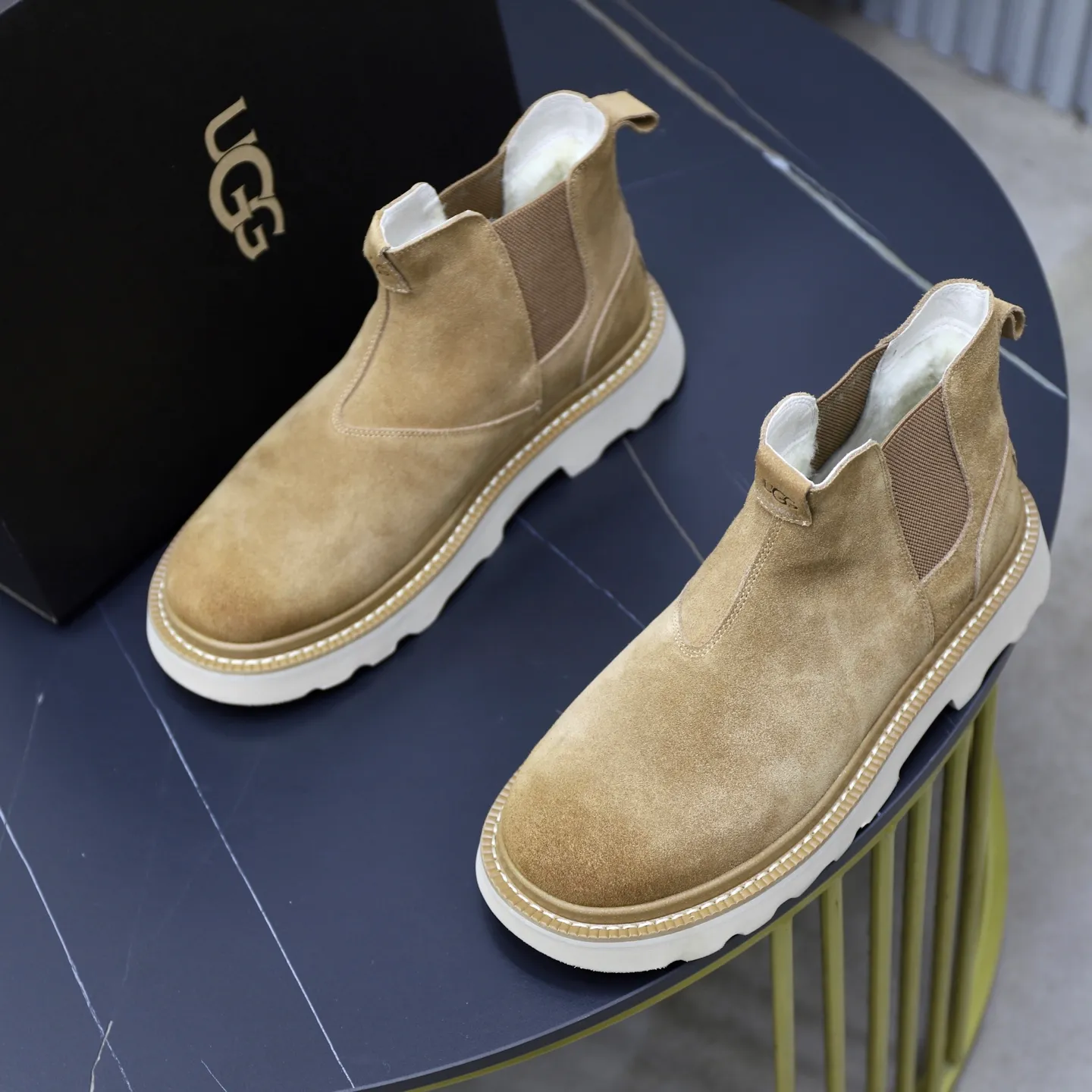 Ex-factory price: 640💰Thick wool imported from Australia Brand: UGG genuine purchasing agent Size: 39-45 Grade: Official website 1:1 Material: First layer of genuine leather waterproof and antifreeze upper Real wool lining Original non-slip soft wear-resistant outsole Style category: Men's casual shoes Trendy style Comfortable on the feet Color: Official website color synchronization